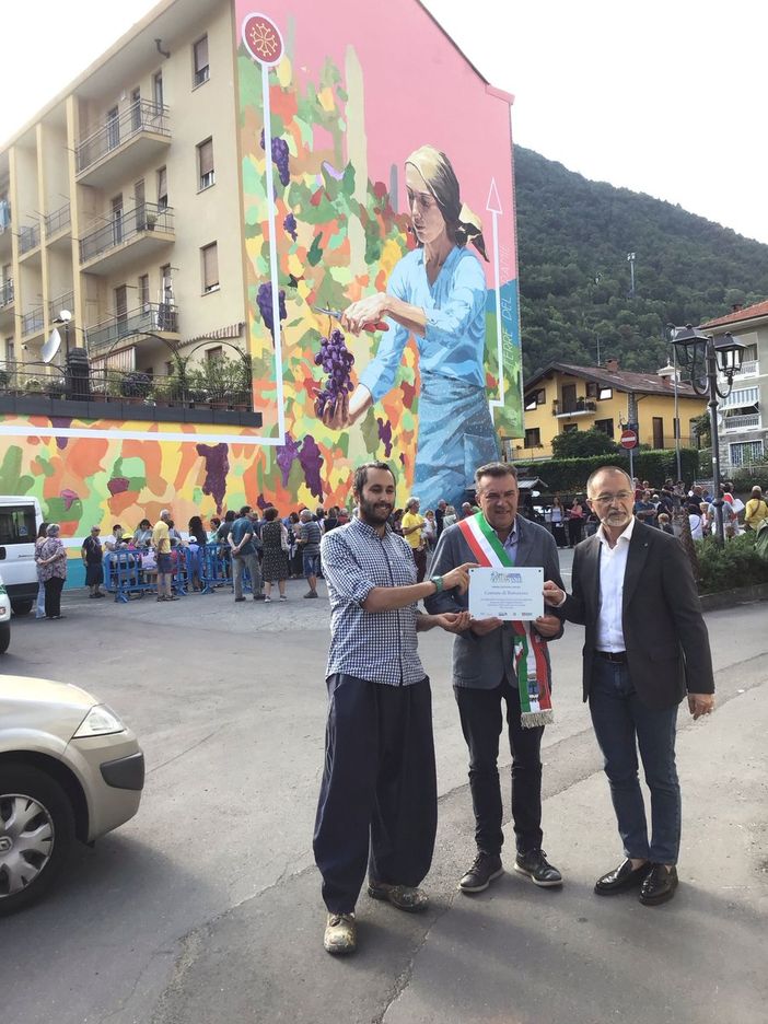 Inaugurato a Pomaretto il murale della Tradizione di Pepe Gaka Inaugurato a Pomaretto il murale della Tradizione di Pepe Gaka