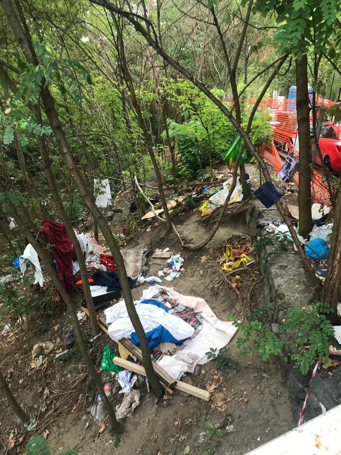 Rifiuti e coperte, al Trincerone torna la "casa" dei senzatetto