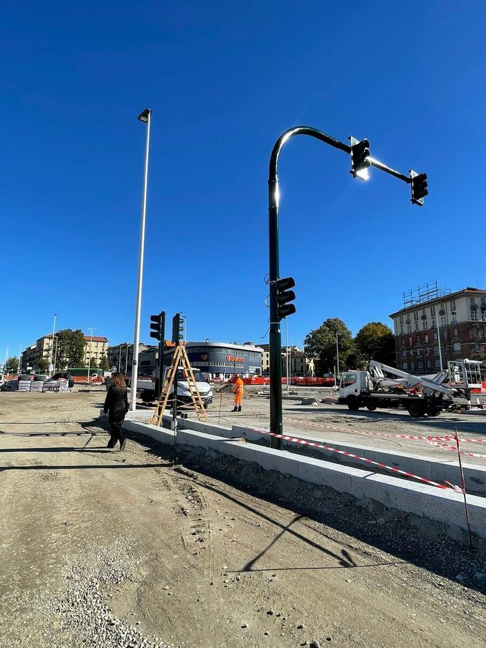Piazza Baldissera dice addio alla rotonda: al via la posa dei nuovi semafori