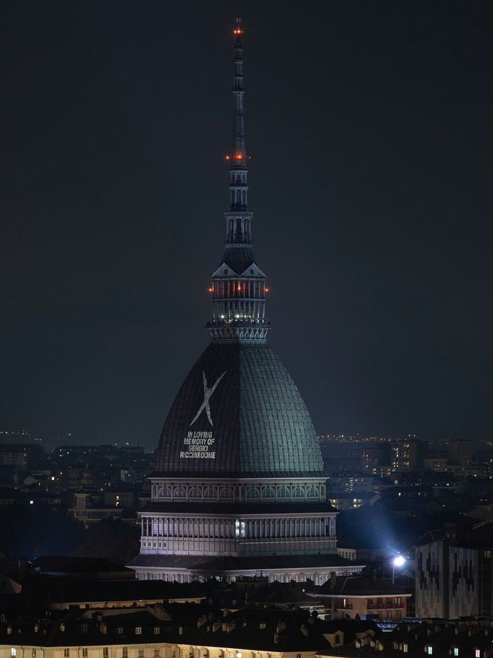 La Mole si è illuminata con questa scritta in ricordo del fondatore di Club To Club