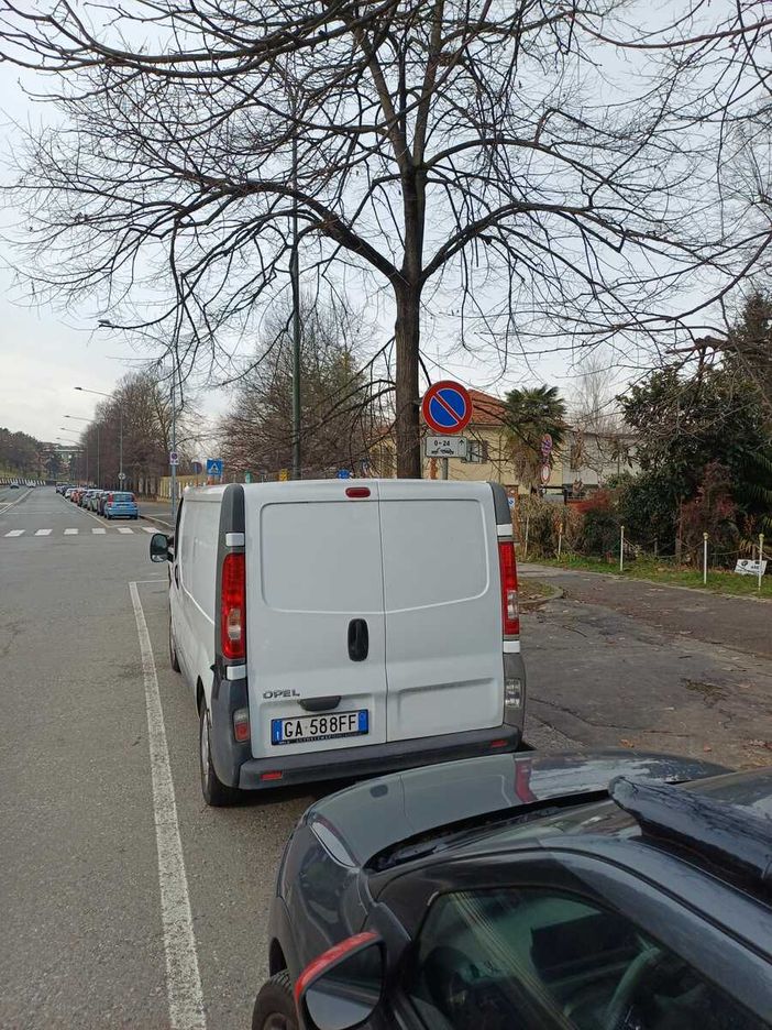 Il curioso caso del cartello di divieto e della segnaletica per il parcheggio
