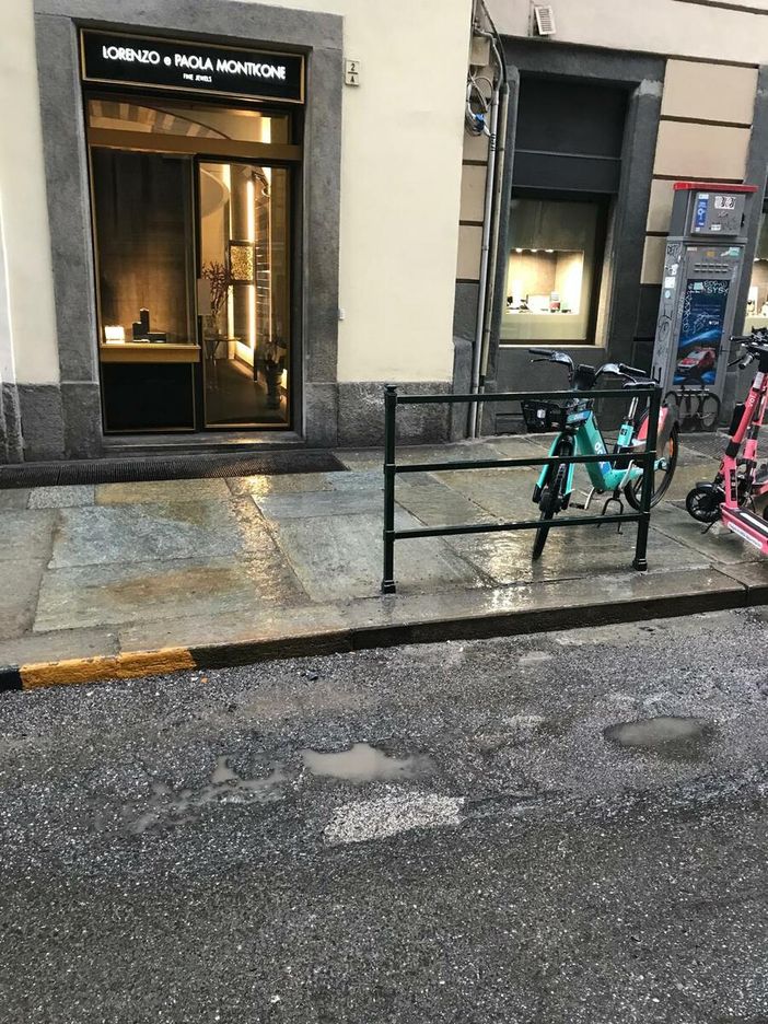 Tombini intasati in centro città: bastano poche gocce e le strade si allagano
