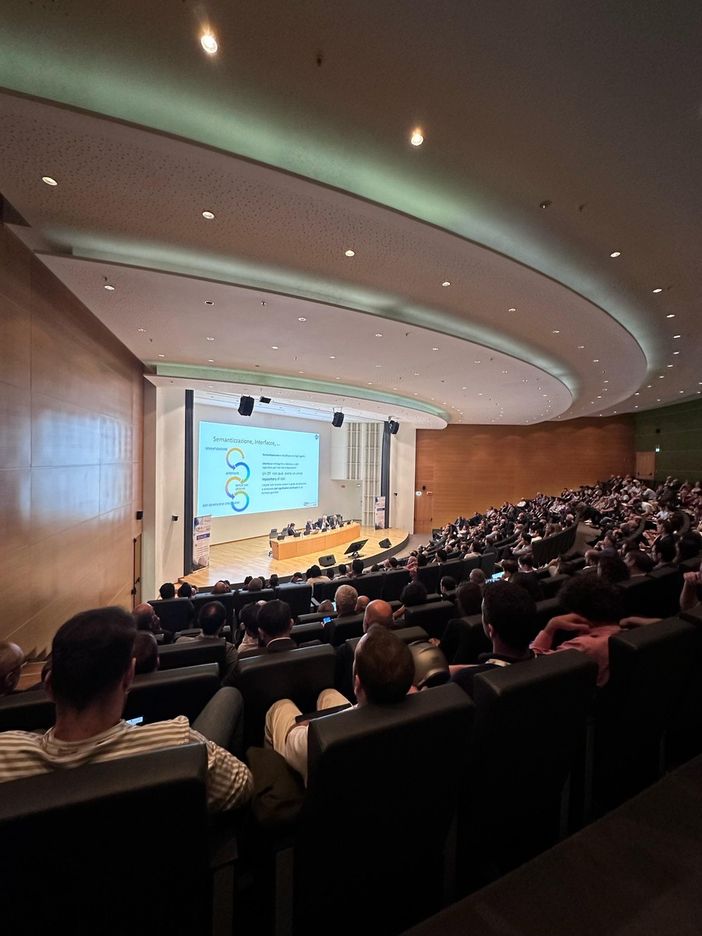 Persone riunite in una sala conferenze
