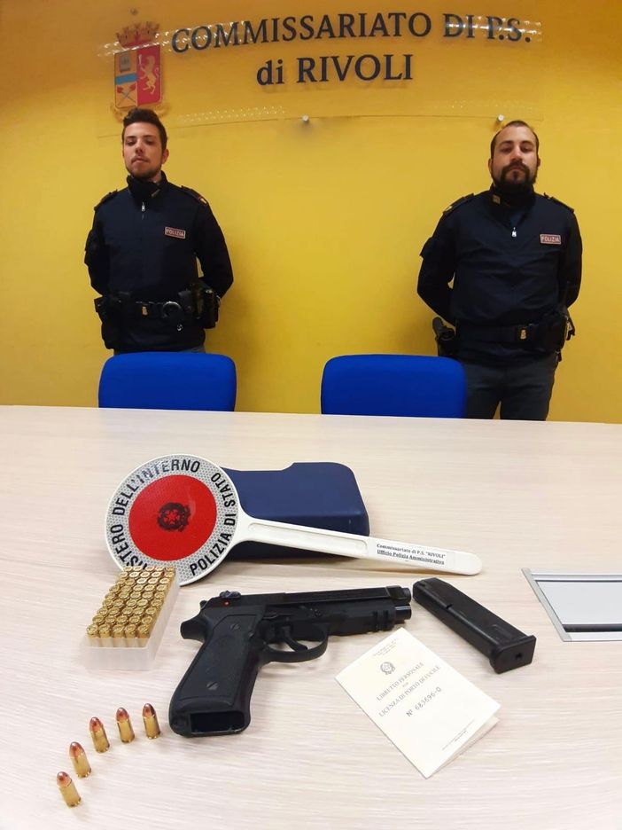 Invia alla ex la foto di una pistola per convincerla a tornare insieme: denunciato trentenne a Rivoli