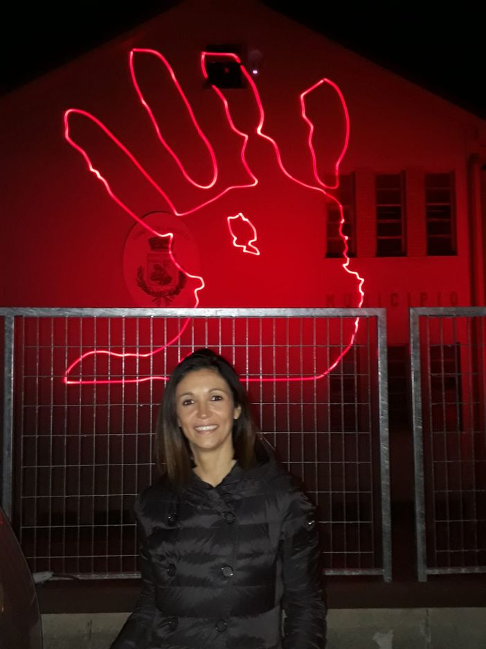 Lotta alla violenza sulle donne, la città di Caselette si è tinta di rosso [FOTO]