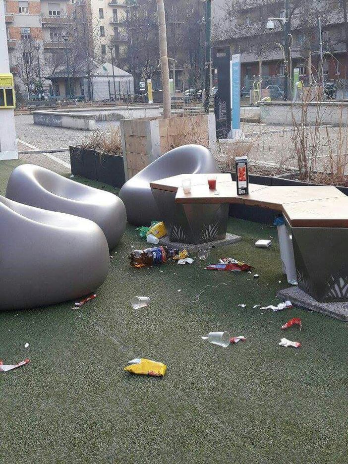 Da &quot;smart&quot; a discarica, degrado a Torino in piazza Risorgimento