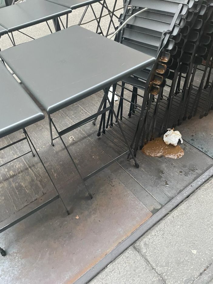 Clochard, escrementi e pipì nel centro di Torino. Negozianti e residenti: &quot;Basta degrado&quot;