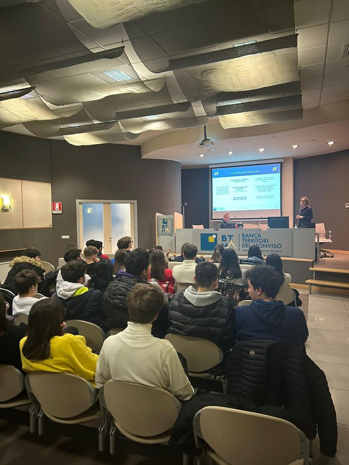 Banca Territori del Monviso apre le porte ai giovani studenti Banca Territori del Monviso apre le porte ai giovani studenti