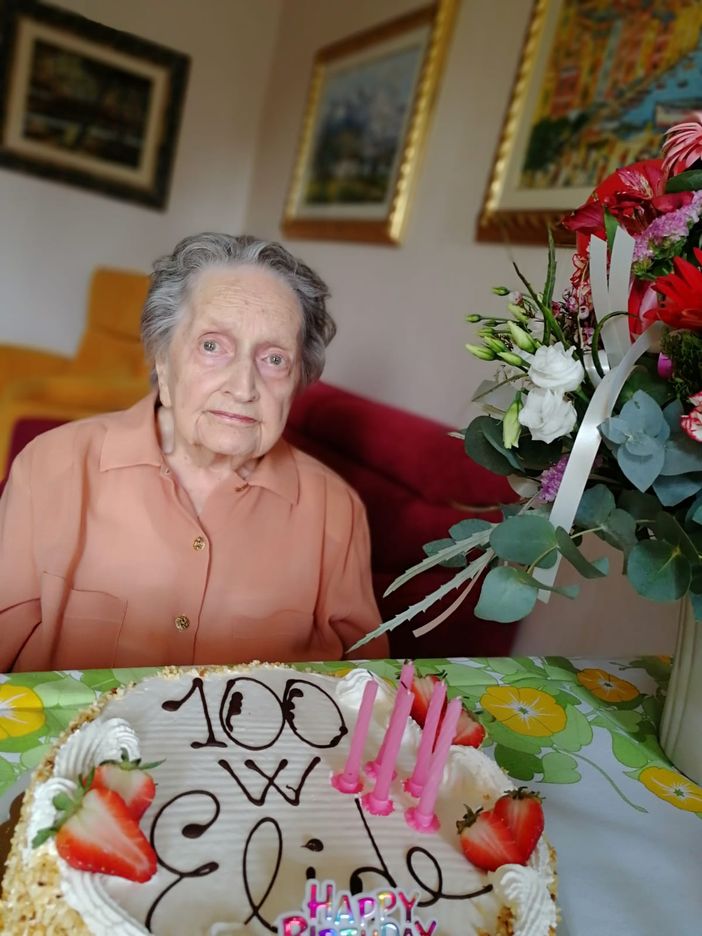 La videochiamata di auguri della sindaca Appendino per i 100 anni della signora Elide Vigo La videochiamata di auguri della sindaca Appendino per i 100 anni della signora Elide Vigo