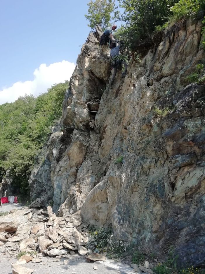 Frane per il maltempo sia a Condove che a Forno di Coazze: tecnici in azione