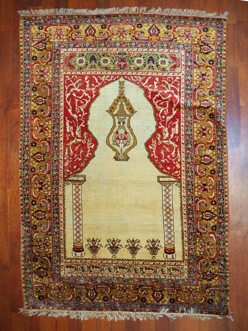 Il Mao guarda alla Mecca: una mostra di preziosi tappeti da preghiera Il Mao guarda alla Mecca: una mostra di preziosi tappeti da preghiera