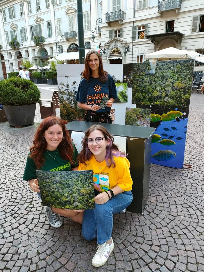 Greenpeace in piazza Carignano per difendere l'Amazzonia devastata dagli incendi