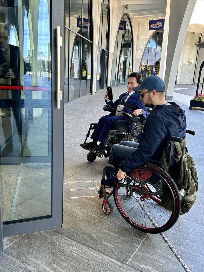 persona in sedia a rotelle