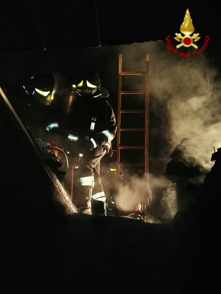 Paura nella notte a Borgone Susa: a fuoco il tetto di una casa (FOTO)