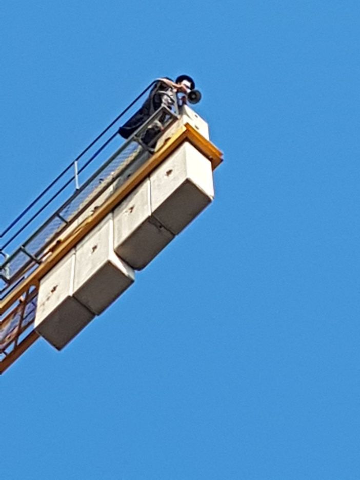 Torino, un uomo si è arrampicato su una gru in corso Vigevano (foto)