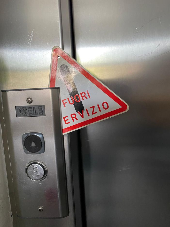 Ascensore di nuovo rotto nelle case popolari, Catanzaro (Pd): "Cittadini prigionieri" Ascensore di nuovo rotto nelle case popolari, Catanzaro (Pd): "Cittadini prigionieri"