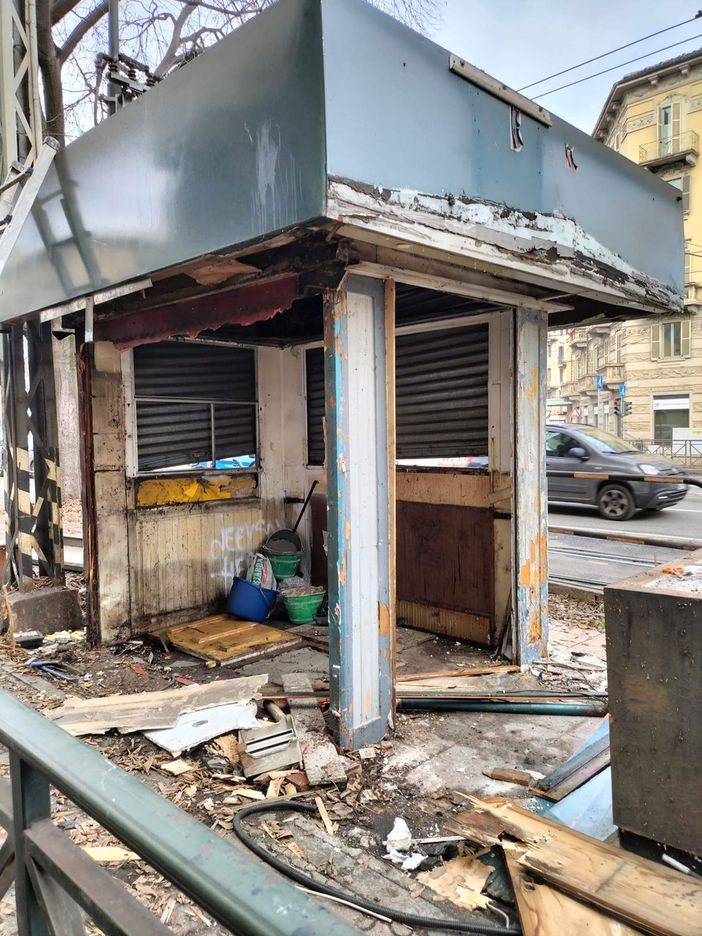 Chiosco abbandonato di corso Peschiera, in corso la rimozione
