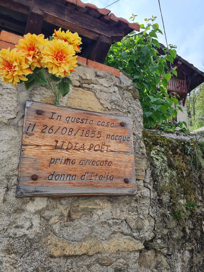 Lidia Poët, nel Pinerolese al via un tour nei luoghi dove è nata, cresciuta e sepolta il primo avvocato donna d’Italia