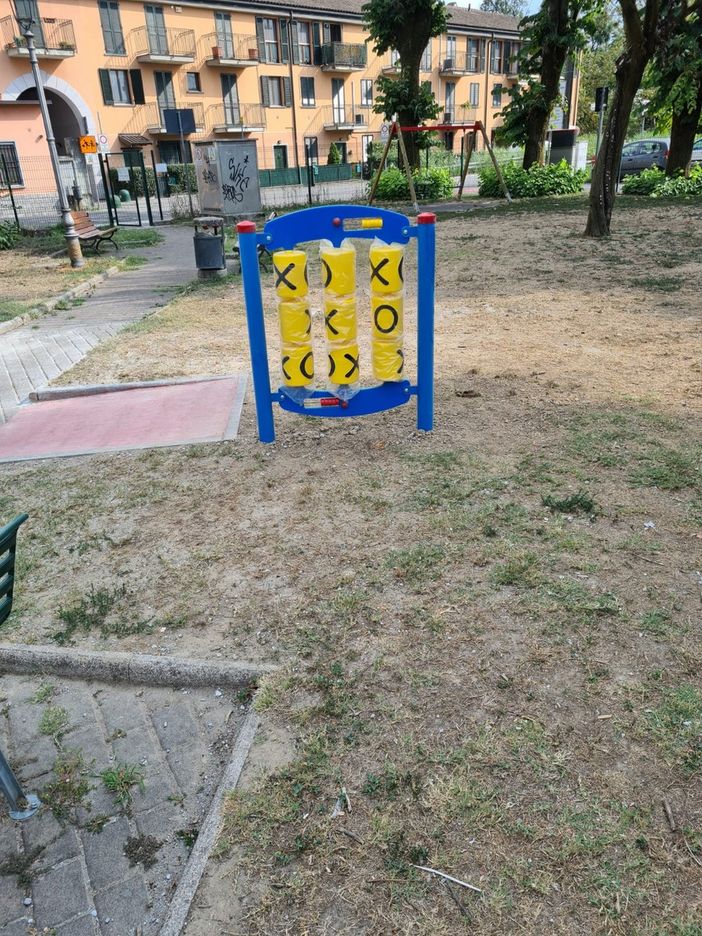 Alla Silvio Pellico due nuove giostre per bimbi disabili Alla Silvio Pellico due nuove giostre per bimbi disabili