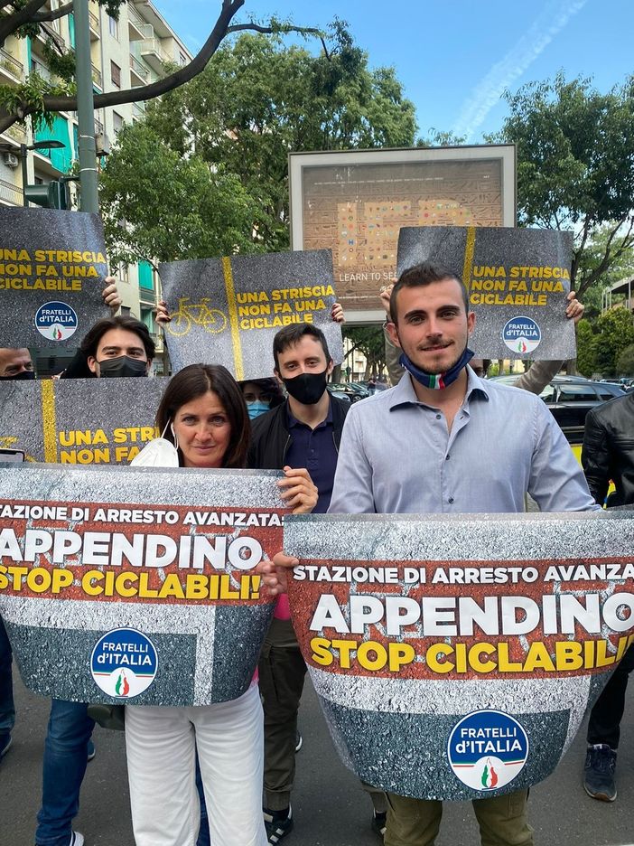 Via Gorizia, presidio di Fratelli d'Italia contro le nuove piste ciclabili Via Gorizia, presidio di Fratelli d'Italia contro le nuove piste ciclabili