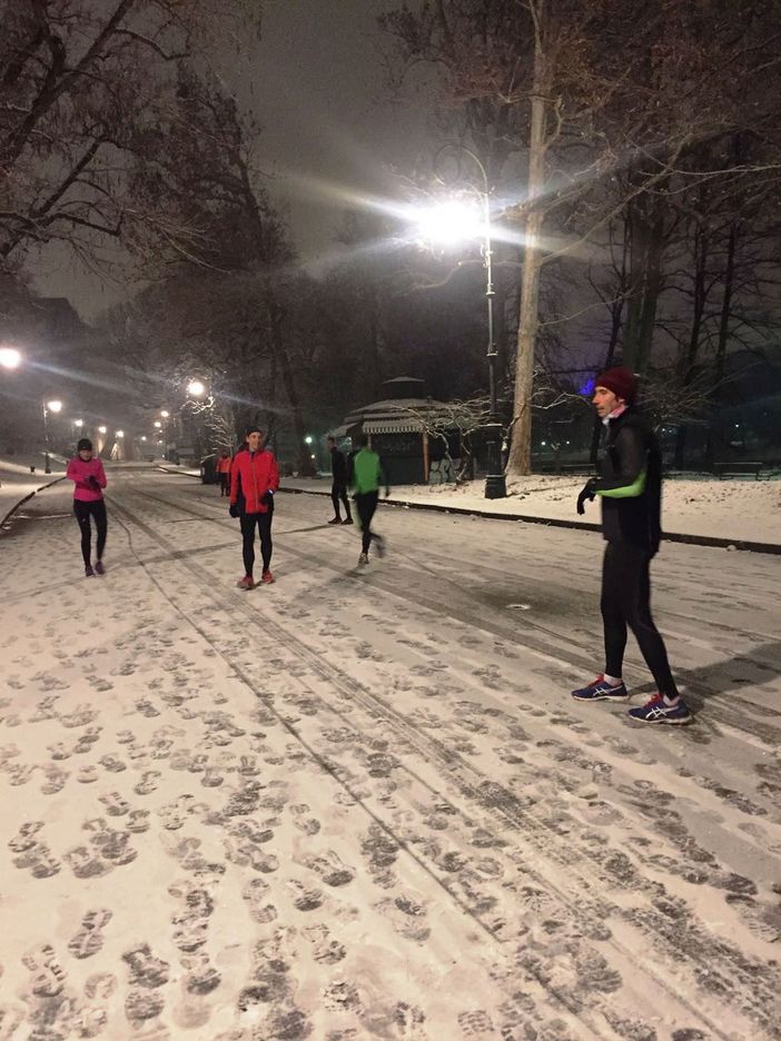 Runner sfidano il freddo al Valentino, al buio, sotto la neve