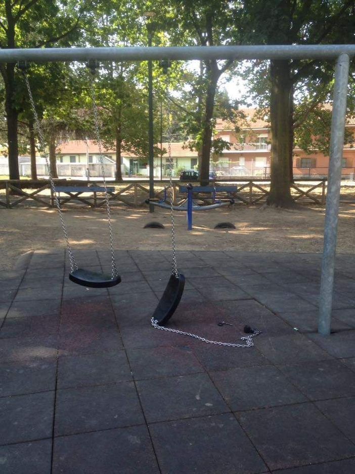 Mirafiori, sull'altalena per gioco, a terra per cedimento: incidente in un giardinetto