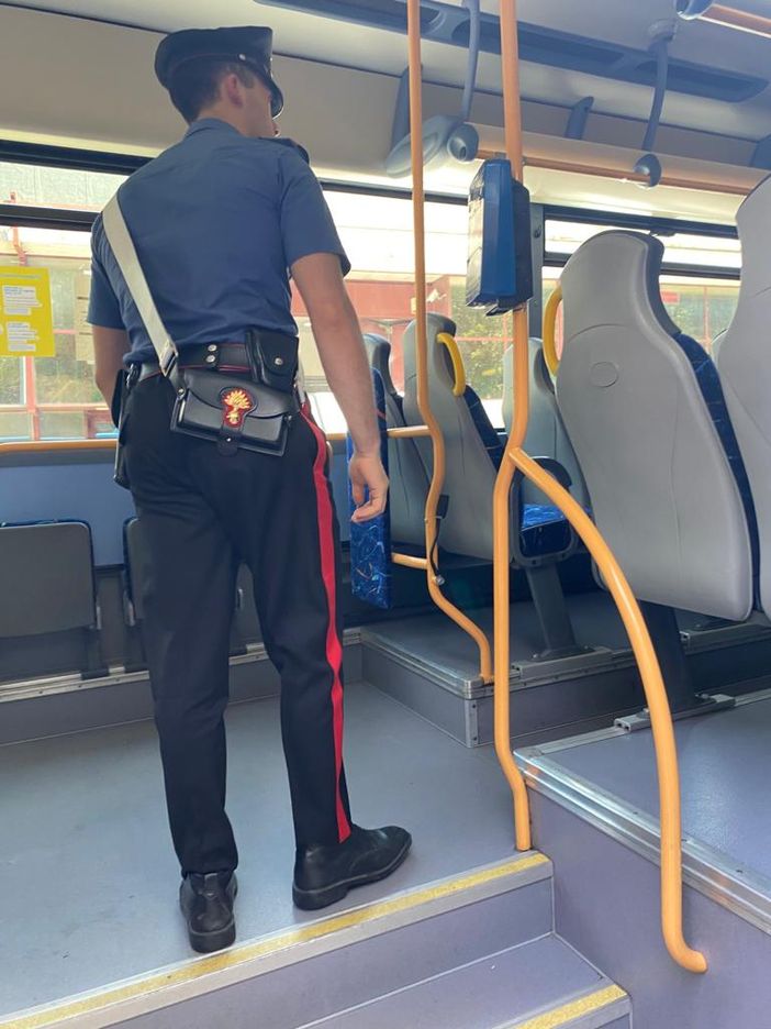 Ubriaco, importuna i passeggeri sul bus a Moncalieri: denunciato (foto d'archivio)