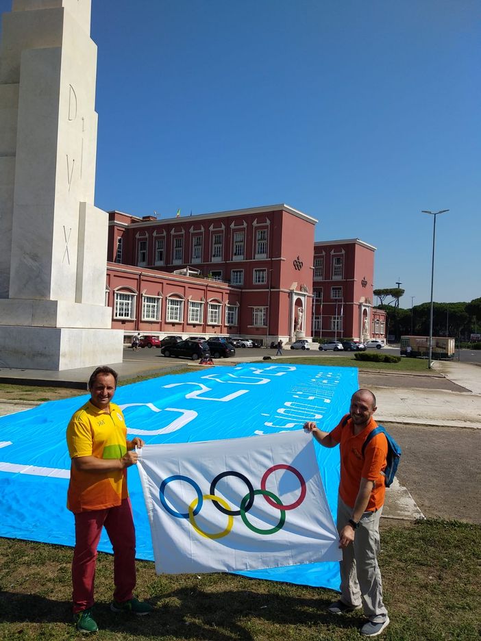 La bandiera olimpica di Torino 2026 arriva al Coni