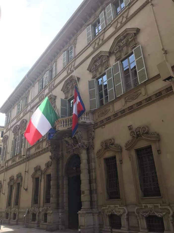 bandiere a mezz'asta a Palazzo Lascaris