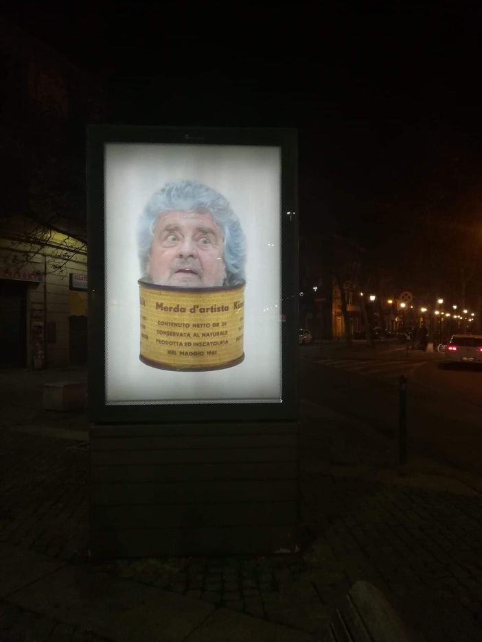 Beppe Grillo nel mirino del Banksy di Torino finisce nella "Merda d'artista" Beppe Grillo nel mirino del Banksy di Torino finisce nella "Merda d'artista"