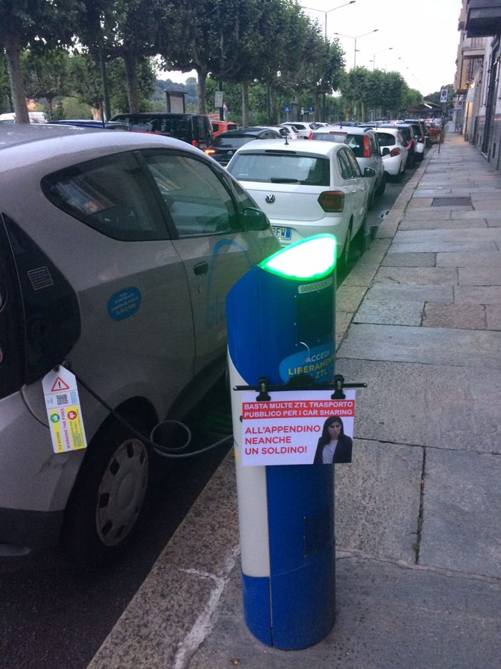 "Neanche un soldino per Appendino", la protesta si aggancia alle colonnine di ricarica "Neanche un soldino per Appendino", la protesta si aggancia alle colonnine di ricarica