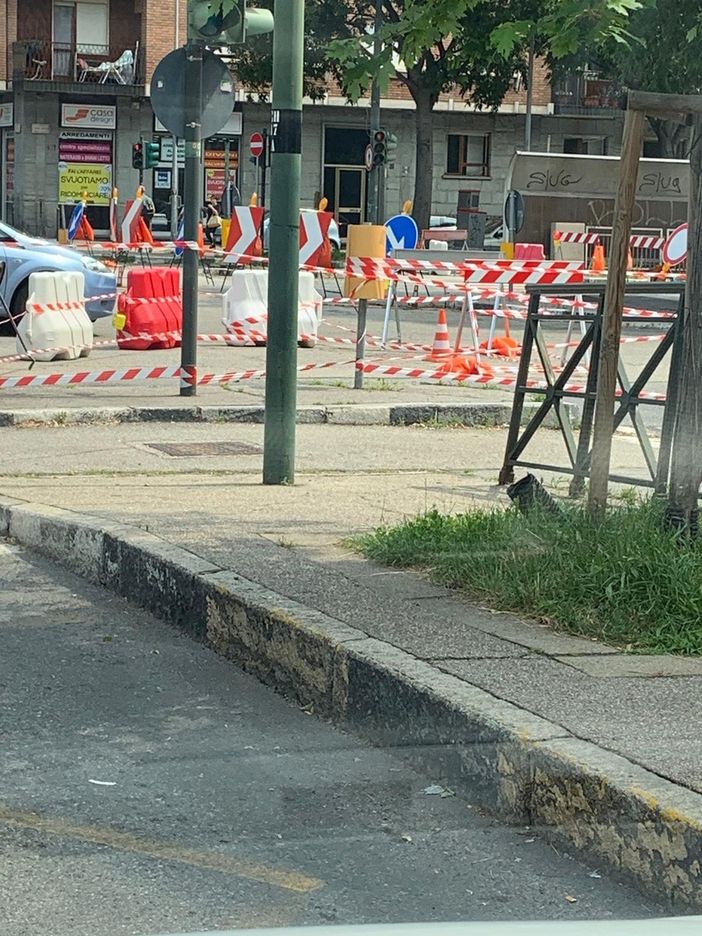 Compie una settimana la buca del sottopassaggio del Lingotto: il cantiere è ancora lì Compie una settimana la buca del sottopassaggio del Lingotto: il cantiere è ancora lì
