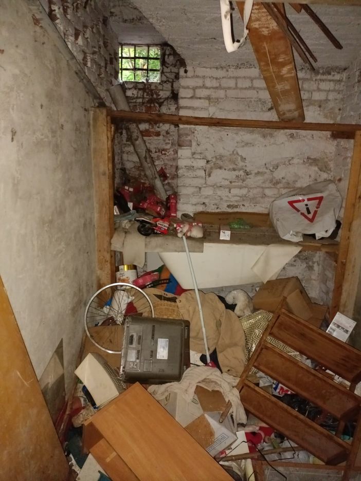 All'interno immondizia e masserizie di vario genere