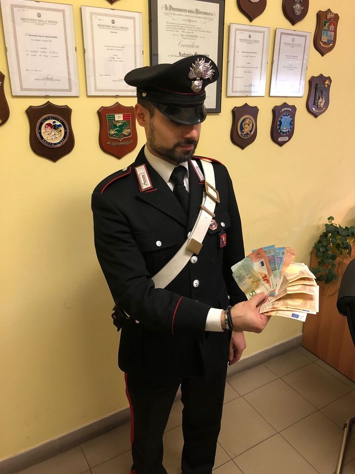 &quot;Sono un amico di tuo figlio&quot;: truffatore arrestato dopo una rapina a un 76enne (VIDEO)