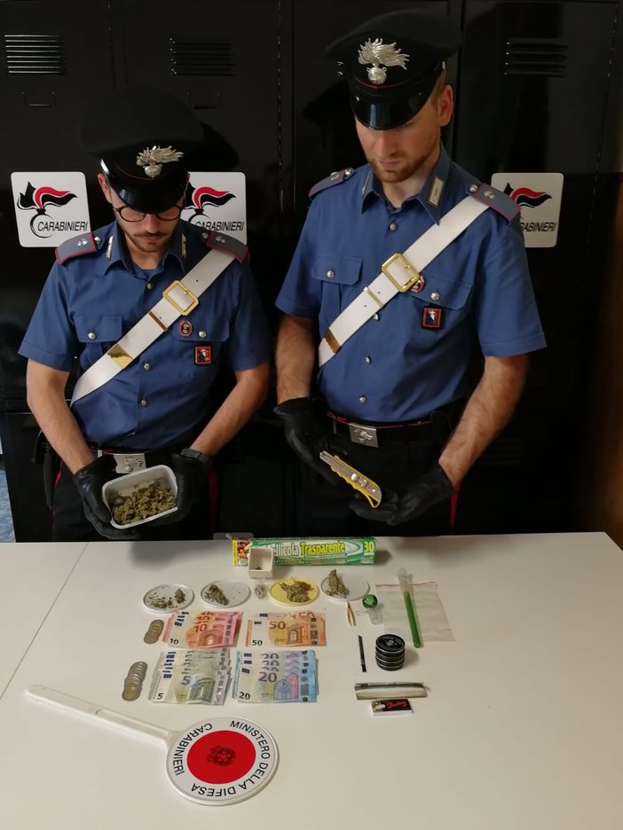 Avigliana, rintracciato dai carabinieri il ragazzo che stamattina ha preso a bastonate i compagni che lo avevano preso in giro (VIDEO)
