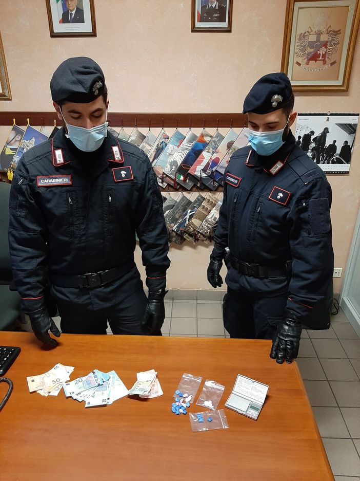 Giro di vite contro la droga: i carabinieri arrestano tre spacciatori nel giro di 24 ore Giro di vite contro la droga: i carabinieri arrestano tre spacciatori nel giro di 24 ore