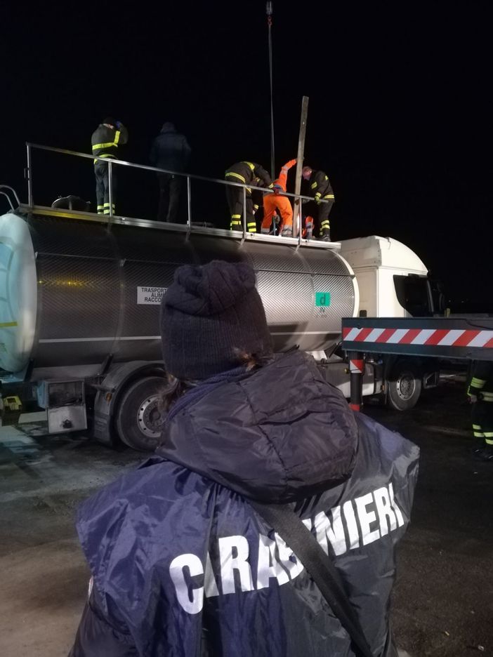 Moncalieri, 700 chili di droga nascosti sotto litri di vino rosso