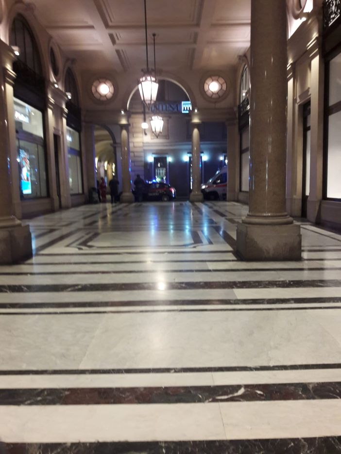 Minaccia passanti con un coltellino: denunciato senzatetto in piazza San Carlo