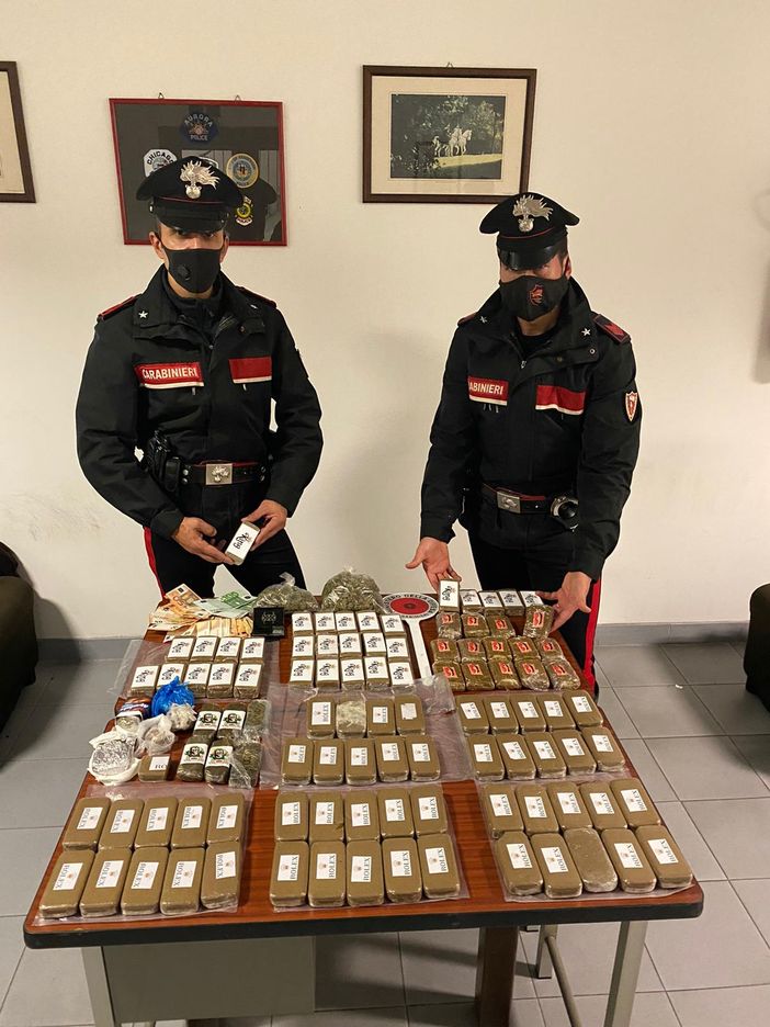 Forte odore di hashish dall’auto: arrestato un corriere di droga a Beinasco [VIDEO]