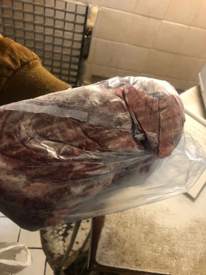 Precarie condizioni igieniche: sanzionato un ristorante giapponese. Sequestrati 20 kg di alimenti mal conservati