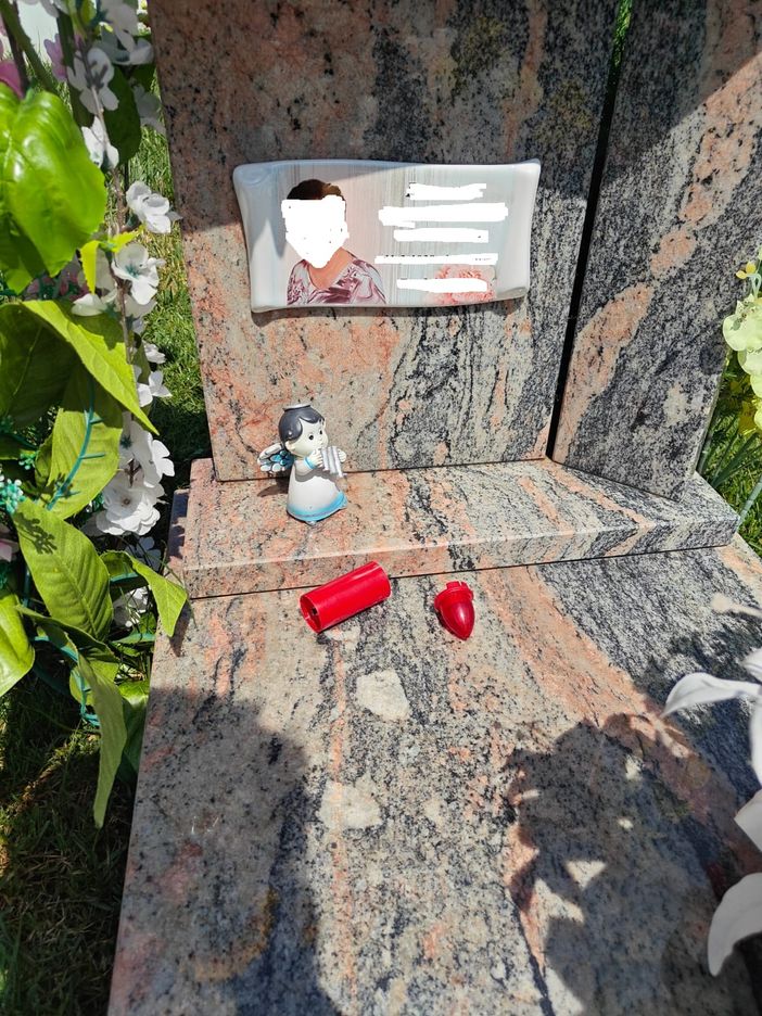 Non c'è più rispetto neanche per i morti: al cimitero Parco rubate le batterie dei lumini