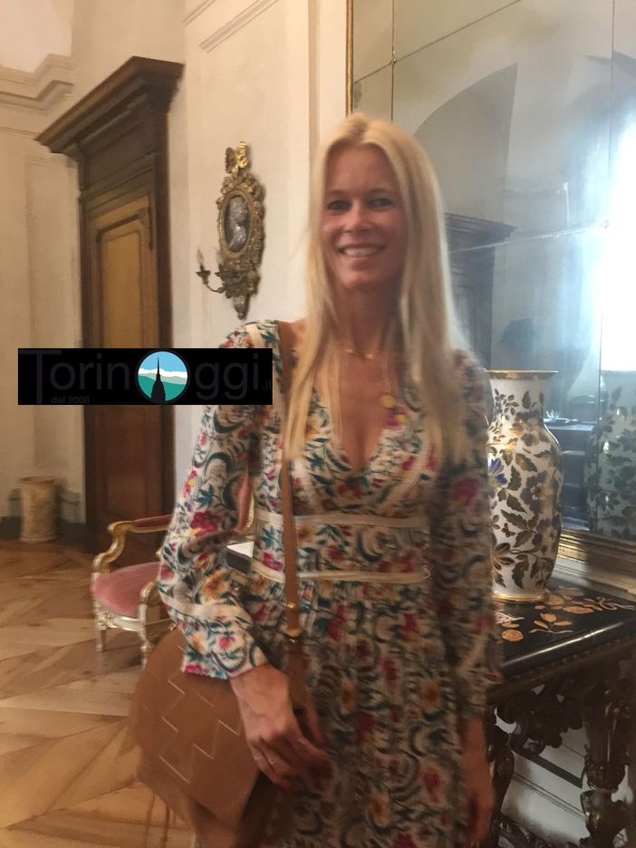 Claudia Schiffer a Torino, tutti pazzi per lei a Palazzo Civico Claudia Schiffer a Torino, tutti pazzi per lei a Palazzo Civico