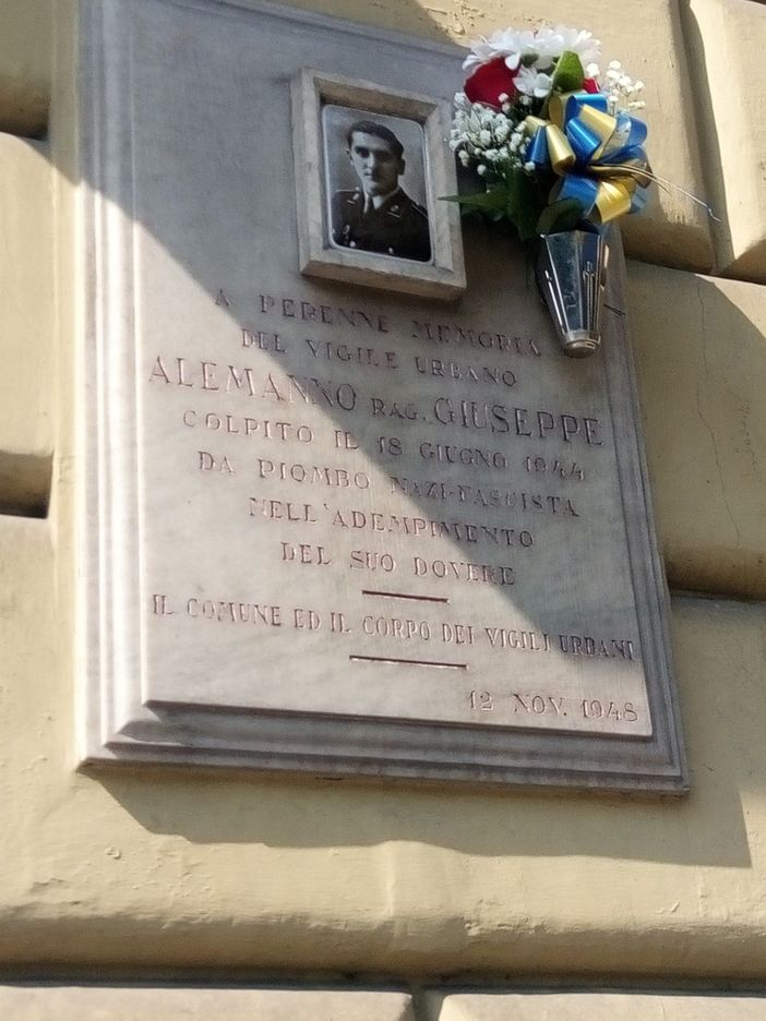 Commemorazione: deposti fiori sulla lapide dedicata ad Alemanno Commemorazione: deposti fiori sulla lapide dedicata ad Alemanno