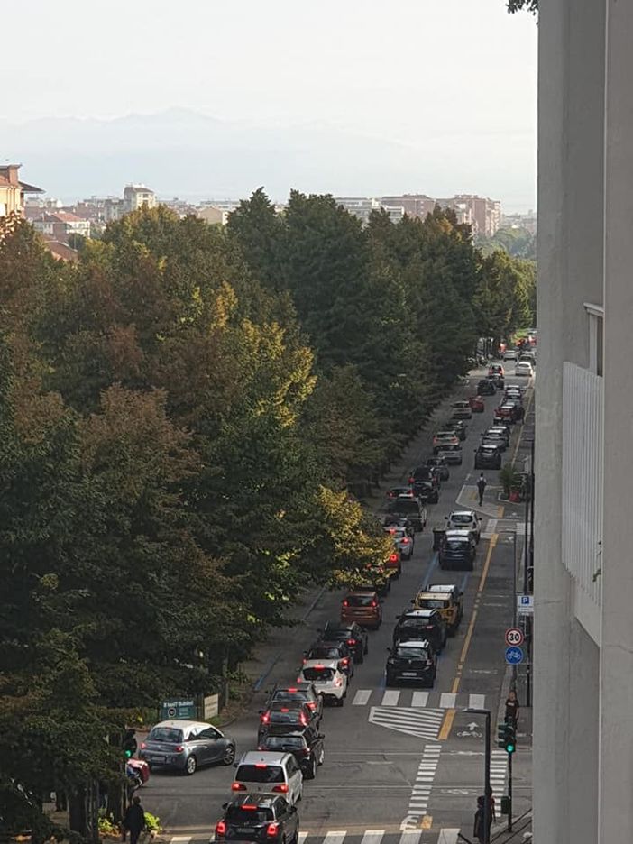 Corso Lecce, traffico in tilt e una moto sfreccia sulla ciclabile