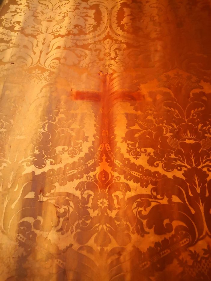 crocifisso sala rossa