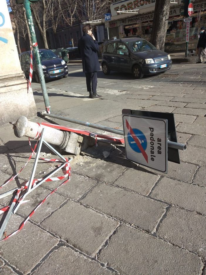 Muri imbrattatati, colonne di cemento sradicate, segnaletiche gettate a terra: regna il degrado nel centro di Torino