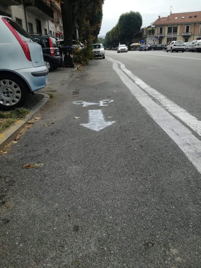 Finta pista ciclabile disegnata per terra