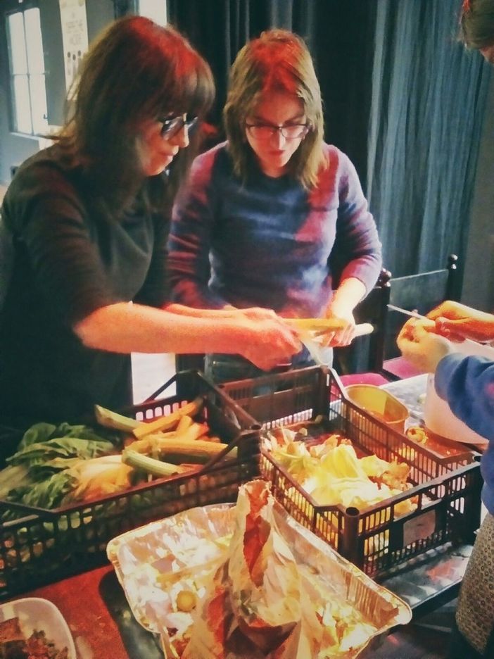 Food not bombs Torino, cibo recuperato che sfama tanti senzatetto