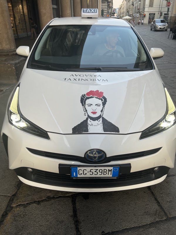 L'icona di Fida Kahlo viaggia sui taxi di Torino