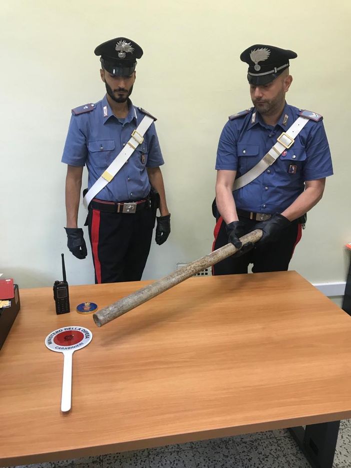 Sputa per terra e viene rimproverato: aggredisce il passante e gli spacca una gamba Sputa per terra e viene rimproverato: aggredisce il passante e gli spacca una gamba